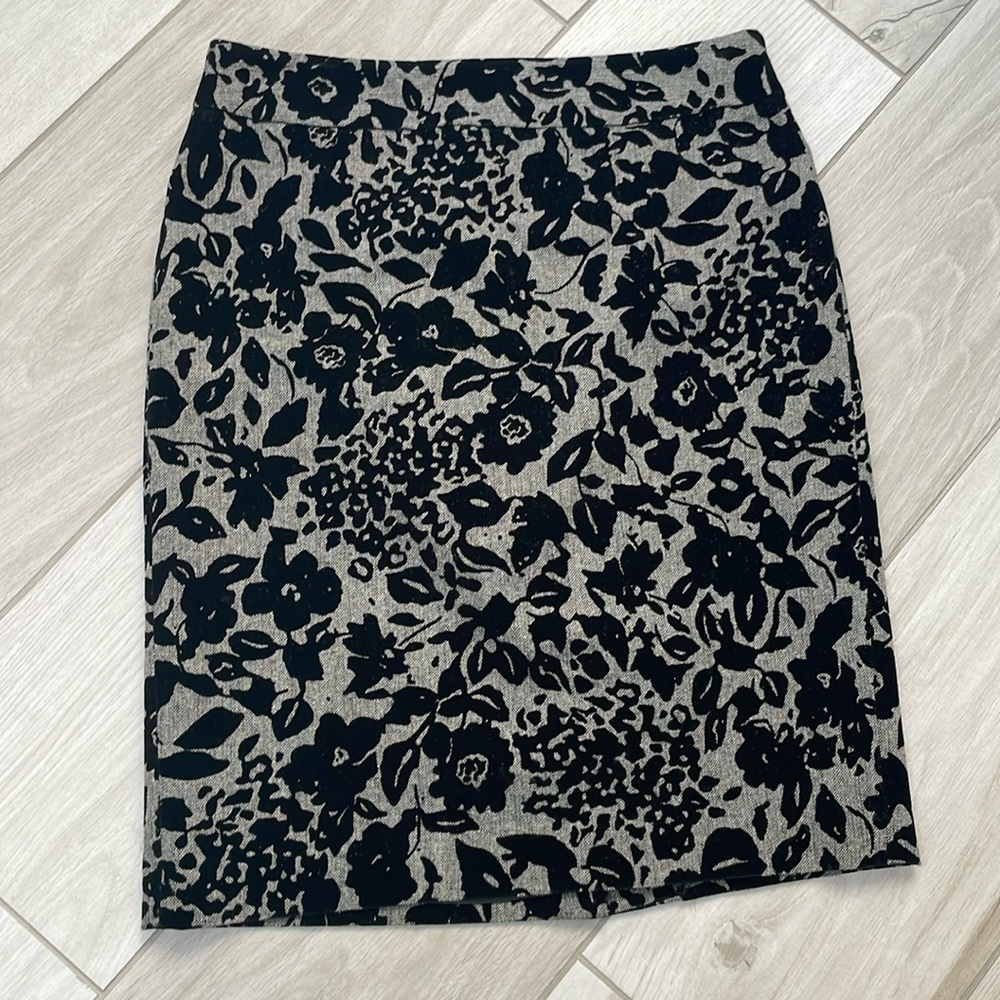 Ann Taylor Black and Gray Floral Skirt Sz 6